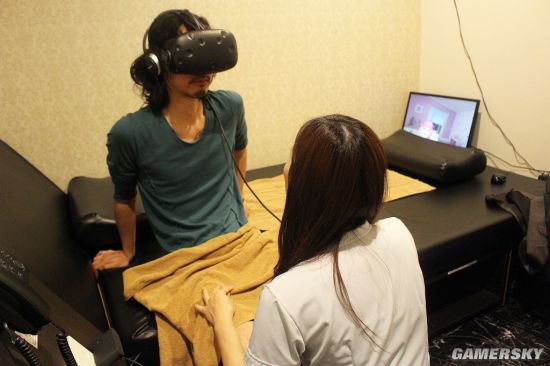 
Dịch vụ chơi game VR mới có kèm cả nữ nhân viên phục vụ đang trở nên hot tại Nhật Bản

