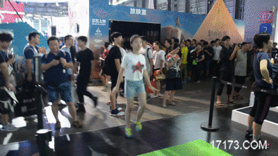 
Một nữ du khách đang chơi game nhảy tại ChinaJoy 2017
