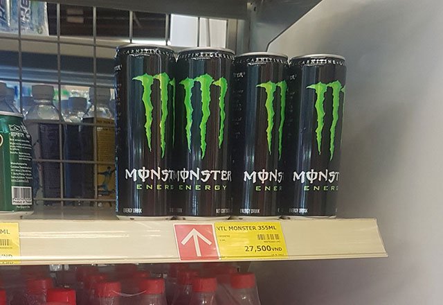 
Nước uống tăng lực Monster Energy do Coca Cola phân phối được bán với giá 27.500đ tại Việt Nam cho chai dung tích 355ml
