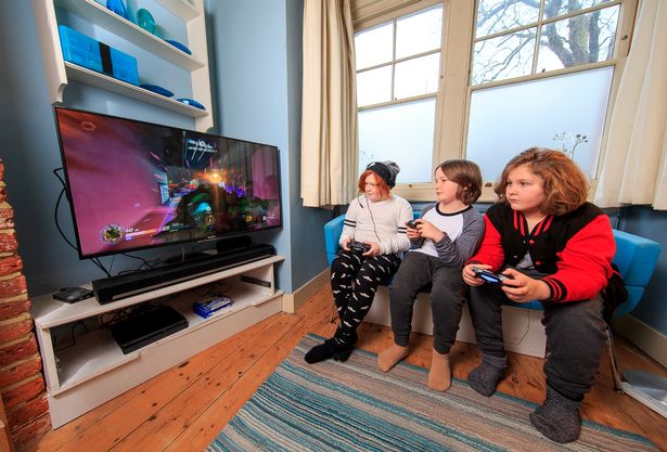 
Những đứa trẻ này được chơi Minecraft, Clash of Clans, Sims và Pokemon GO trên 2 máy PS4, 4 máy tính, 5 chiếc máy tính bảng và một Wii
