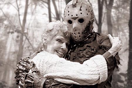 
Jason vô cùng yêu thương mẹ của mình, dù bà đã chết.
