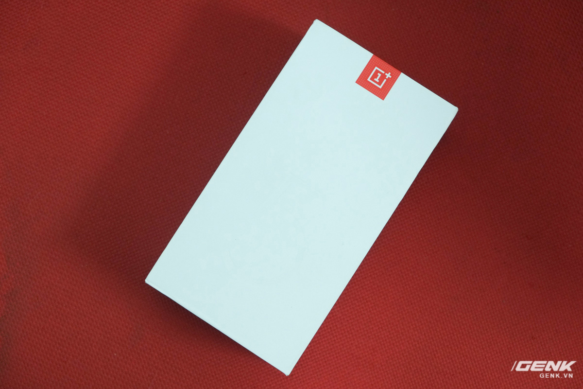 
Hộp của OnePlus 5 có thiết kế đơn giản với logo OnePlus màu đỏ và số 5 được in chìm màu trắng, trùng với màu của hộp, khá khó để thấy trong ảnh
