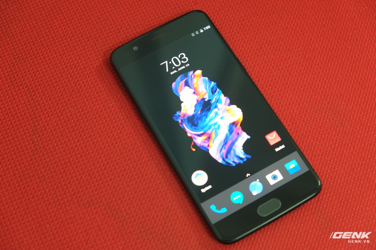 
Trái ngược với xu thế viền màn hình siêu mỏng, OnePlus 5 vẫn đi theo ngôn ngữ thiết kế truyền thống với viền màn hình trên và dưới khá dày, kết hợp với phím Home cảm ứng. Carl Pei, đồng sáng lập OnePlus từng chia sẻ: với mức giá rẻ, để trang bị cho OnePlus 5 một màn hình như Galaxy S8 là điều không thể ở thời điểm hiện tại
