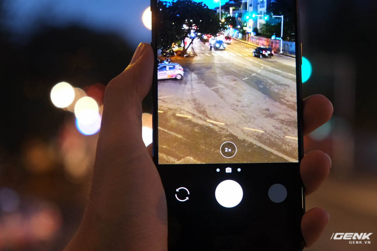 
Giao diện camera của OnePlus 5 cũng được trang bị nút bấm 1X-2X như iPhone 7 Plus để người dùng có thể zoom quang học
