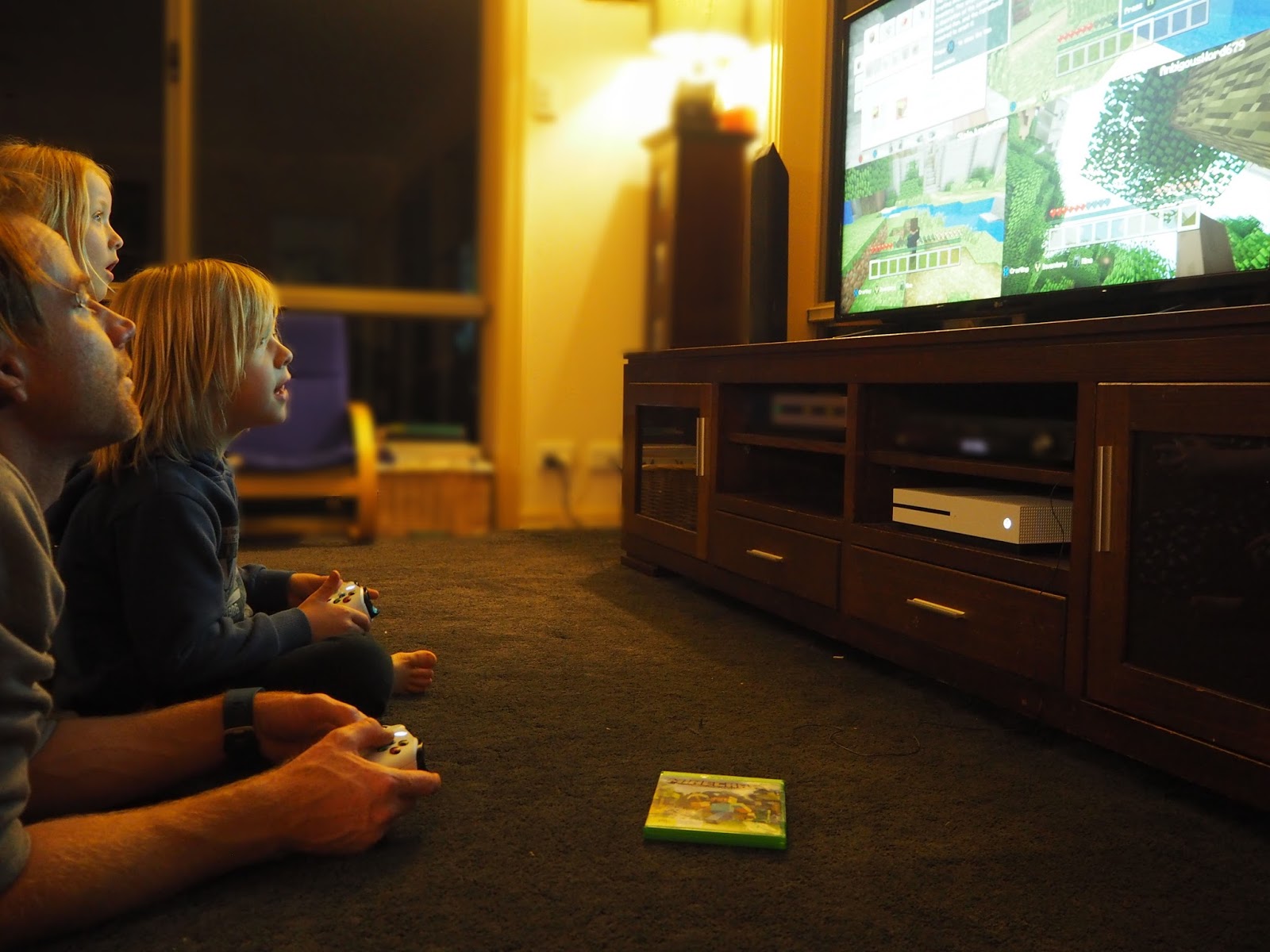 Góc Gia Đình: Ngày Càng Nhiều Bố Mẹ Chơi Game Cùng Con Cái Thay Vì Chỉ Ngồi  Xem Tv