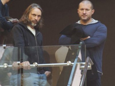 



Stringer (trái), đứng cạnh Jony Ive - huyền thoại thiết kế Apple

