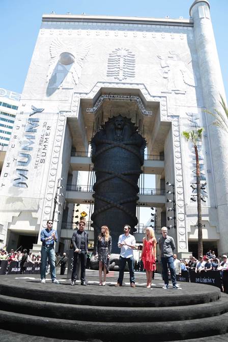 
Chính tay tài tử Tom Cruise đã ấn nút hạ tấm màn đen phủ lên cỗ quan tài để tất cả công chúng được chiêm ngưỡng công trình có kích cỡ tương đương một tòa nhà 7 tầng này.
