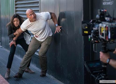 Đồng hành cùng “The Rock” là nữ diễn viên da màu Naomie Harris