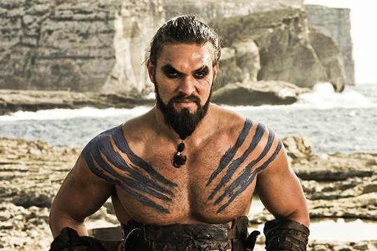 Nam diễn viên đã xây dựng hình tượng tốt đẹp trong lòng khán giả qua hình ảnh thủ lĩnh Drogo hung bạo nhưng rất mực yêu thương vợ của mình – mẹ rồng Daenerys Targaryen.
