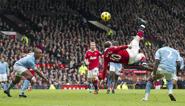 
W. Rooney ghi bàn thắng để đời vào lưới Manchester City.
