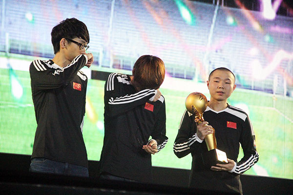 
Song Di (trái) và Xu Quing Mu (phải) cùng vô địch ASIAN Cup với ‘ngôi sao’ Ding Cai Rong hồi năm 2015.
