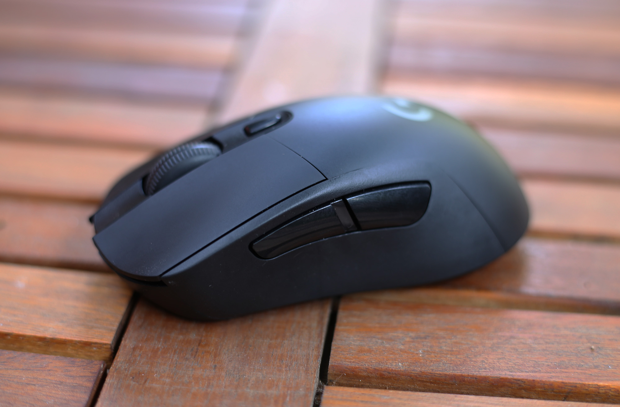 Hai nút phụ lớn được bố trí bên phía ngón cái, rất nảy và dễ bấm.