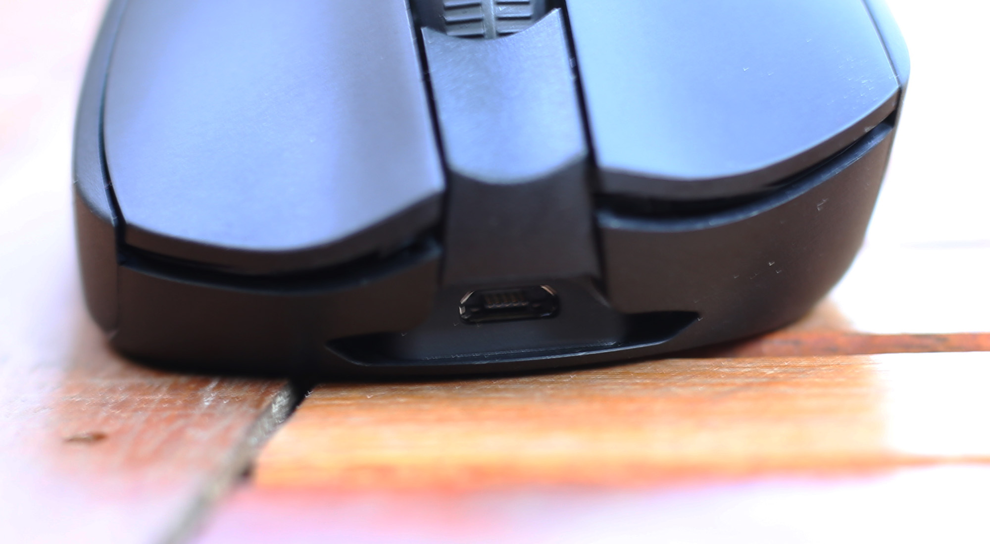 Cổng kết nổi Micro USB trên G703.