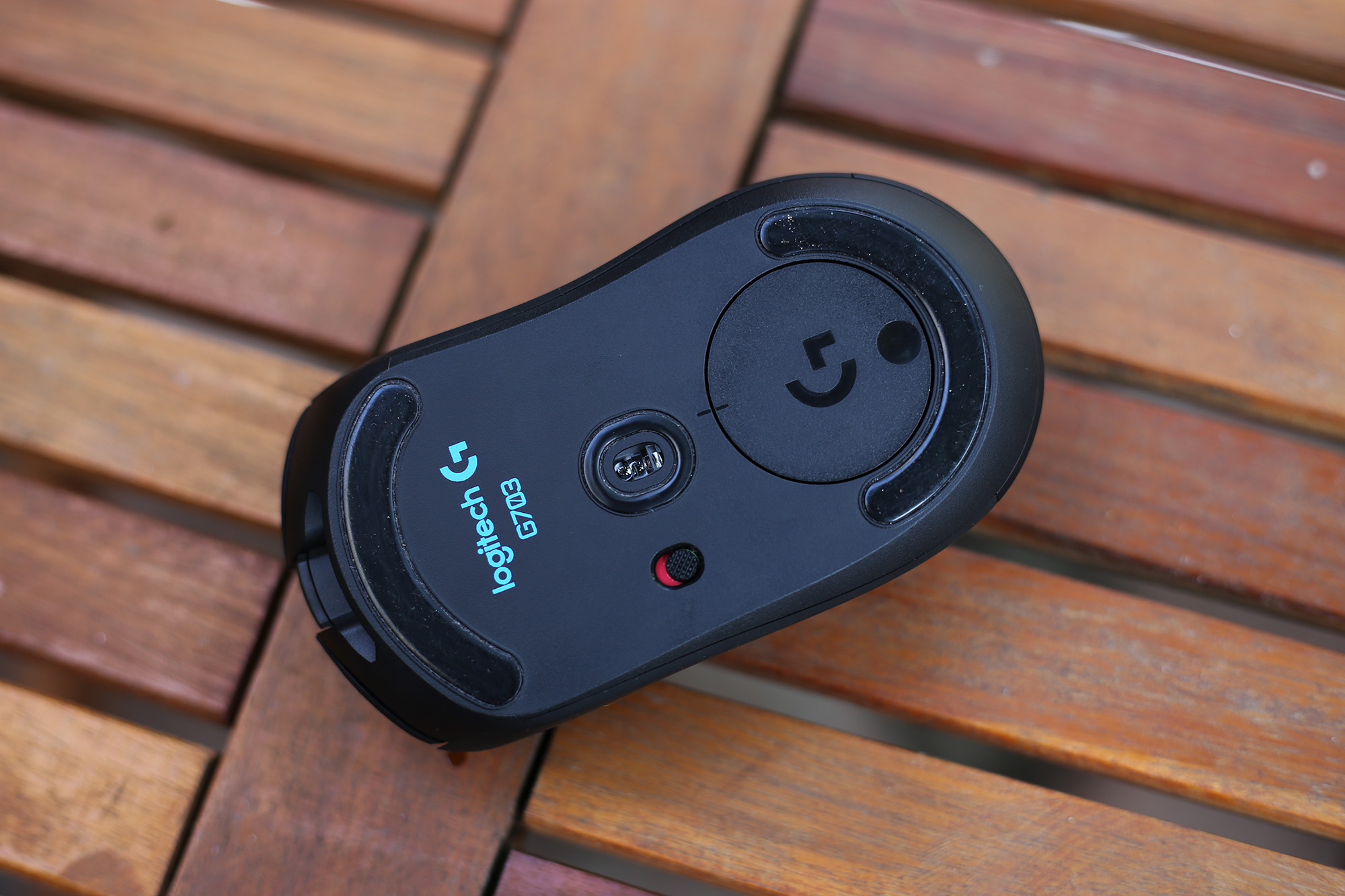 Mặt đáy chuột với công tắc tắt bật, sensor, tạ và 2 miếng feet lớn.