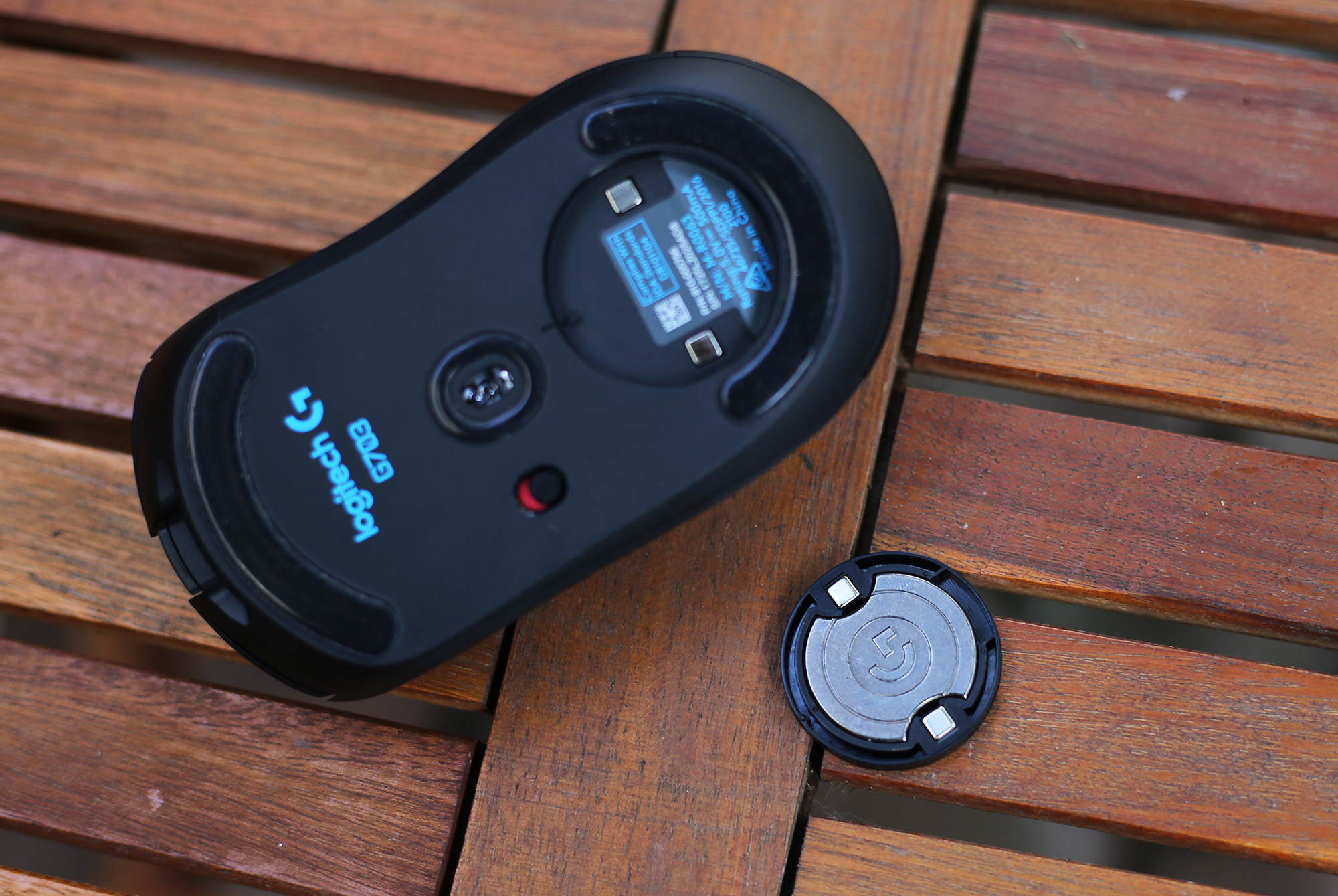 Game thủ có thể dễ dàng thay đổi trọng lượng chuột theo ý mình: Nhẹ nhàng tình cảm hoặc đầm hơn một chút.