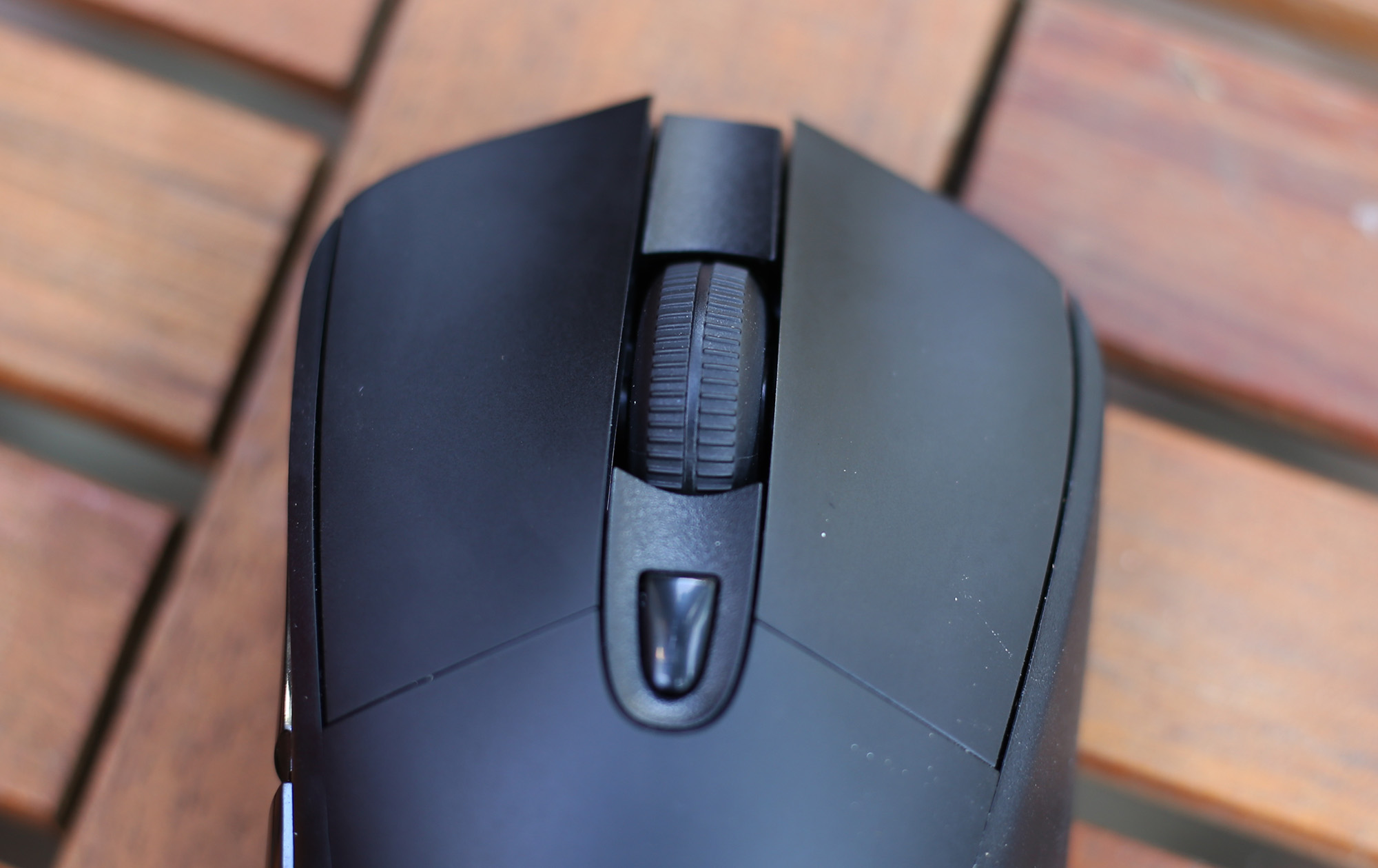 Game thủ hoàn toàn có thể chỉnh DPI rất nhanh chóng dễ dàng bởi nút nhỏ phía sau nút cuộn chuột.