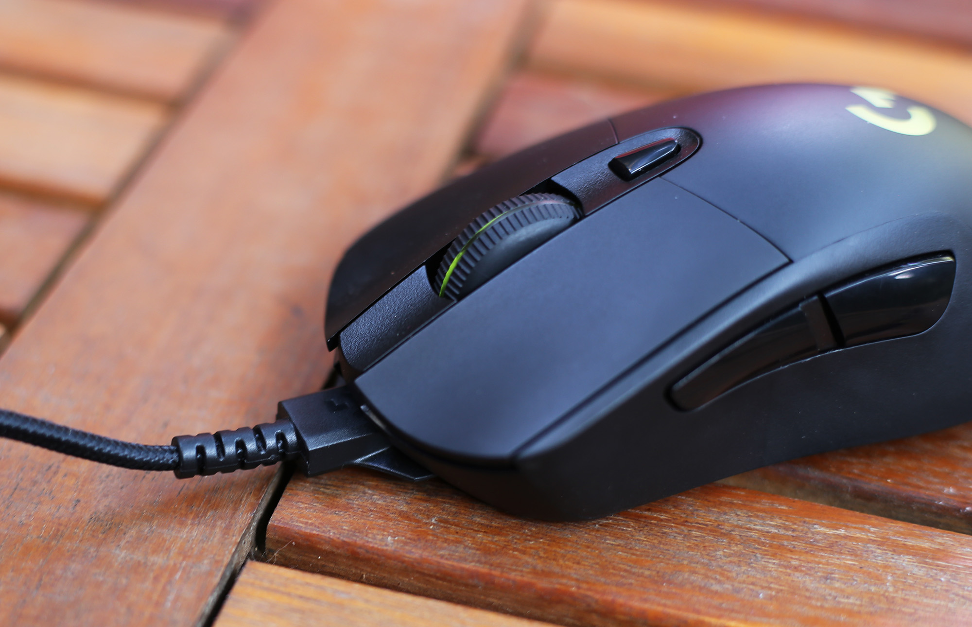 G703 có thể chuyển sang chế độ có dây rất dễ dàng.