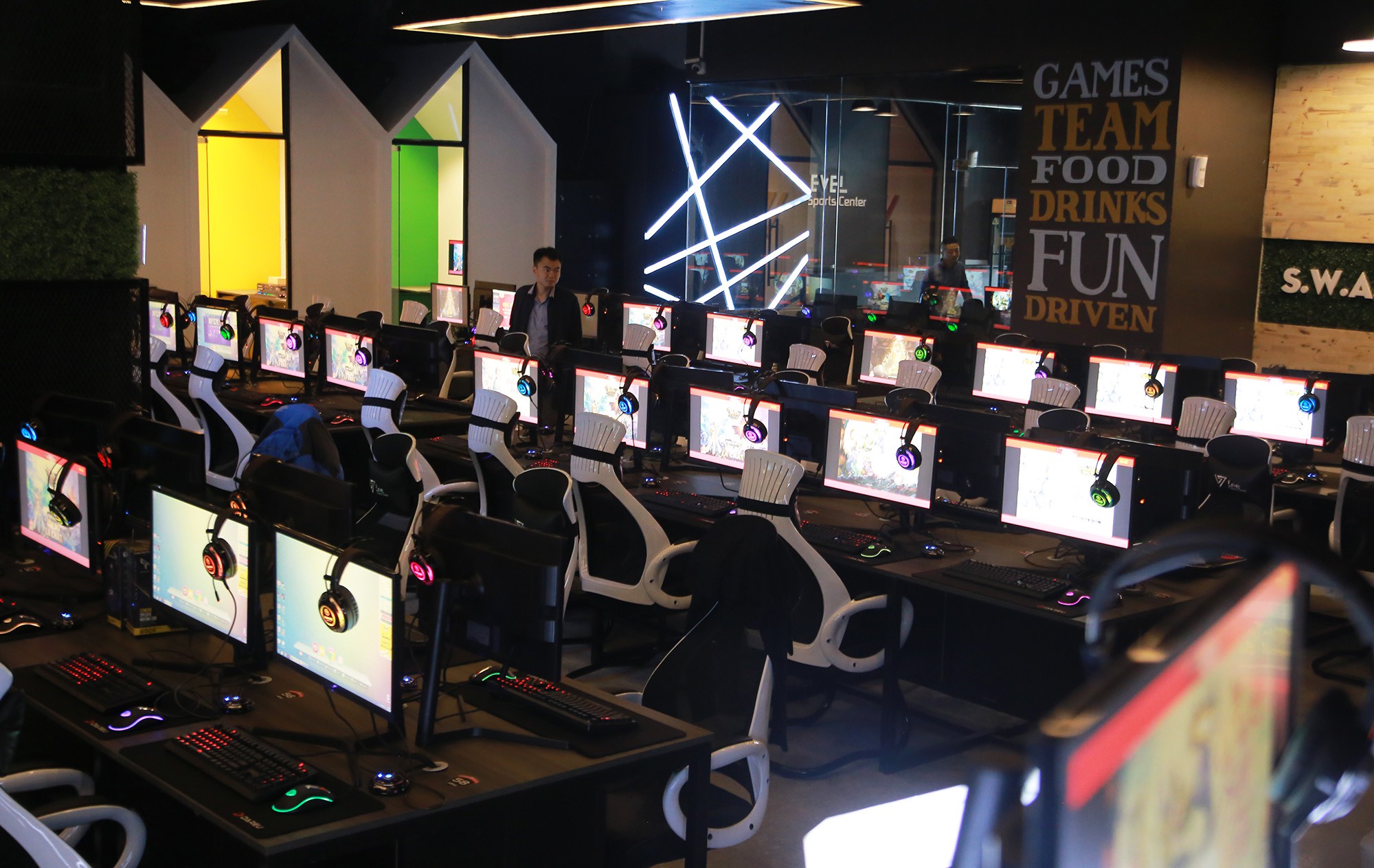Dạo quanh LEVEL Gaming E Sports Center Cyber game đẳng cấp khu vực