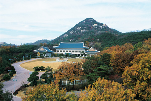 
Nhà Xanh Phủ Tổng thống Hàn Quốc - là nơi ở và làm việc của Tổng thống Hàn Quốc, một ngôi nhà nằm giữa rừng cây và hoa tuyệt đẹp
