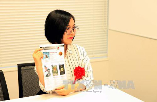 
Tác giả Can Tiểu Hy bên áp phích của cuộc thi truyện tranh thế giới lần thứ 10. Ảnh: Thành Hữu - Gia Quân, P/v TTXVN tại Nhật Bản
