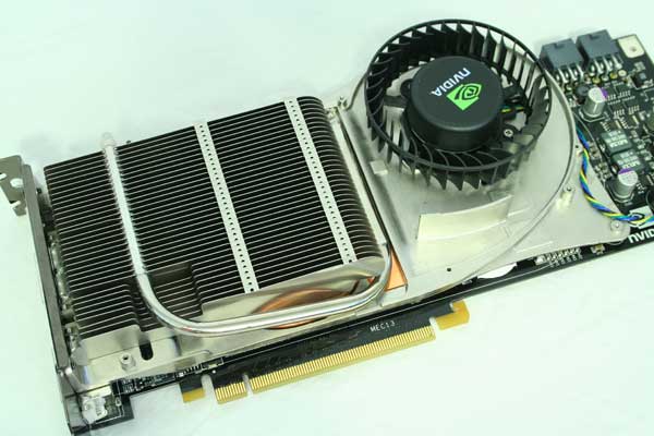 
GeForce 8800 Ultra, ra mắt tháng 05/2007. Chiếc card đồ họa được mệnh danh là anh cả của dòng GPU high end. Không có nó thì cũng chẳng có Titan X của ngày hôm nay. Chính thế hệ card đồ họa này đã khơi mào cho xu hướng làm VGA nặng như cục gạch, ngốn điện như nước lã và có mức giá trên trời: 830 USD.
