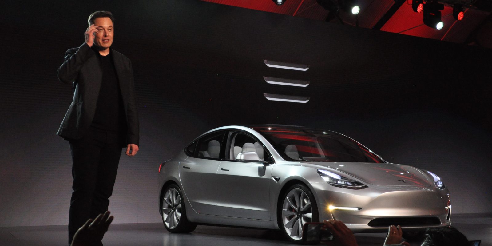 Elon Musk chứng minh khả năng chịu va đập phi thường của Tesla Model 3,  vượt trội so với các dòng xe truyền thống nhờ vào việc nó là...xe điện