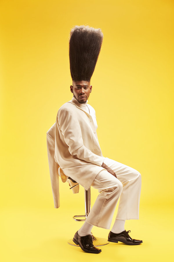 
Anh chàng Benny Harlem đến từ Los Angeles đang nắm giữ kỷ lục vì kiểu tóc High Top Fade có chiều cao không tưởng: 132cm tính từ đỉnh đầu
