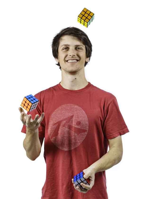
Feliks Zemdegs, một sinh viên ở Melbourne, Úc đang nắm giữ kỷ lục chơi Rubik nhanh nhất thế giới: 4,73 giây
