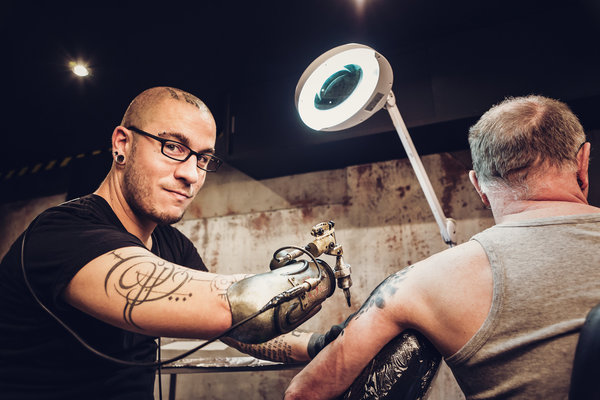 
Nghệ sĩ xăm JC Sheitan là người đầu tiên trên thế giới sở hữu cánh tay giả có gắn máy xăm
