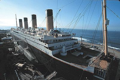 
James Cameron cho đóng cả một con tàu có kích thước thật để ghi hình. Chiếc tàu được đóng tại bờ biển ở Mexico.
