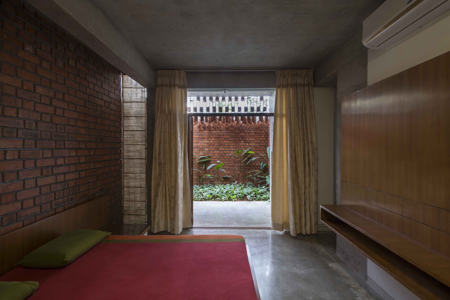  Phòng ngủ chính sử dụng tông đỏ đất từ gạch và nội thất 