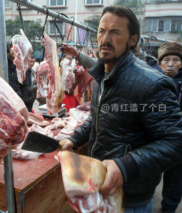 Nhân viên của năm Bronn bị quịt lâu đài nên phải ra chợ bán thịt lợn kiếm sống