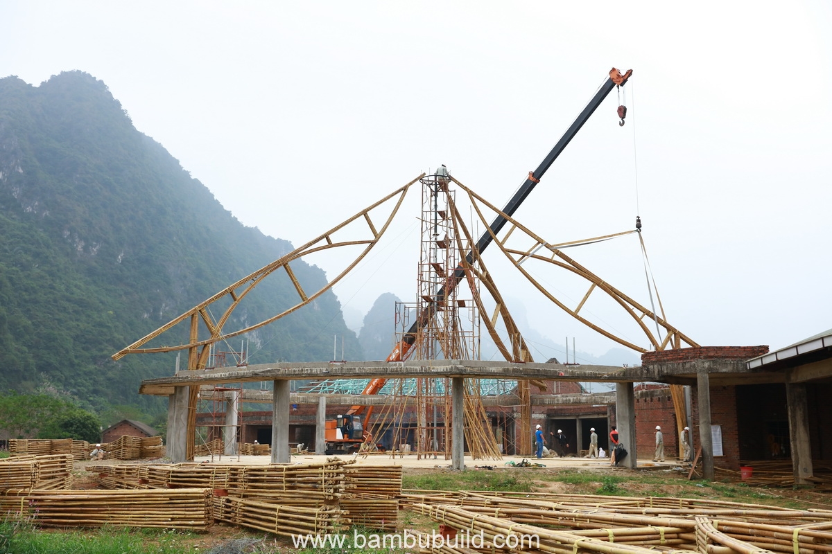  Lối kiến trúc độc đáo của nhà hàng được lấy cảm hứng từ hình ảnh chiếc nón lá truyền thống gắn liền với vẻ đẹp của người phụ nữ Việt Nam, giản dị nhưng không kém phần sang trọng. 