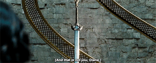 
Diana đã mơ có thể cầm thanh kiếm Diệt Thần dù cho mẹ của nàng không ít lần ngăn trở
