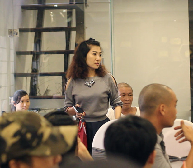 
Nữ diễn viên Kim Phượng không kìm được nước mắt trong buổi họp báo
