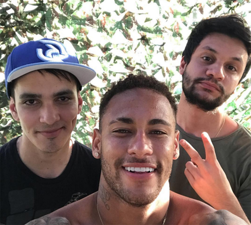 
Neymar cùng với Taco (trái) và Fer (phải), 2 player của SK Gaming
