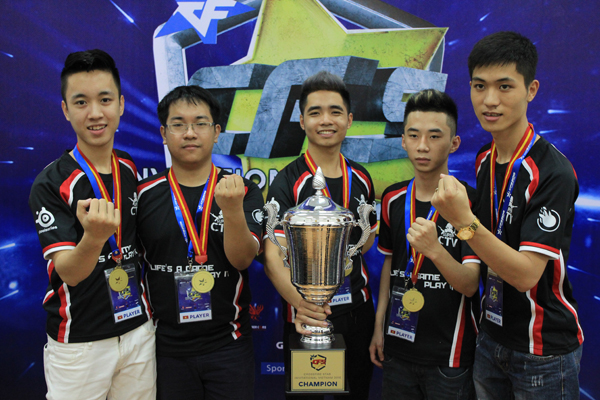 
5 chàng trai Super CTV giương cao chiếc cup vô địch CSFI 2015
