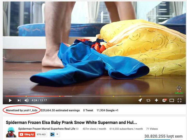  Trong hình là phân cảnh nữ hoàng băng giá và 1 người đàn ông khác tháo bỏ trang phục, không một mảnh vải che thân. Những video này đều được gắn mác kids (dành cho trẻ em). Ảnh cắt từ clip 