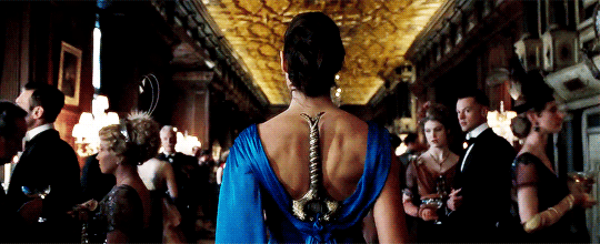 
Diana đã giấu thanh kiếm sau lưng như thế này, nhưng câu hỏi đặt ra là tại sao lại vậy?
