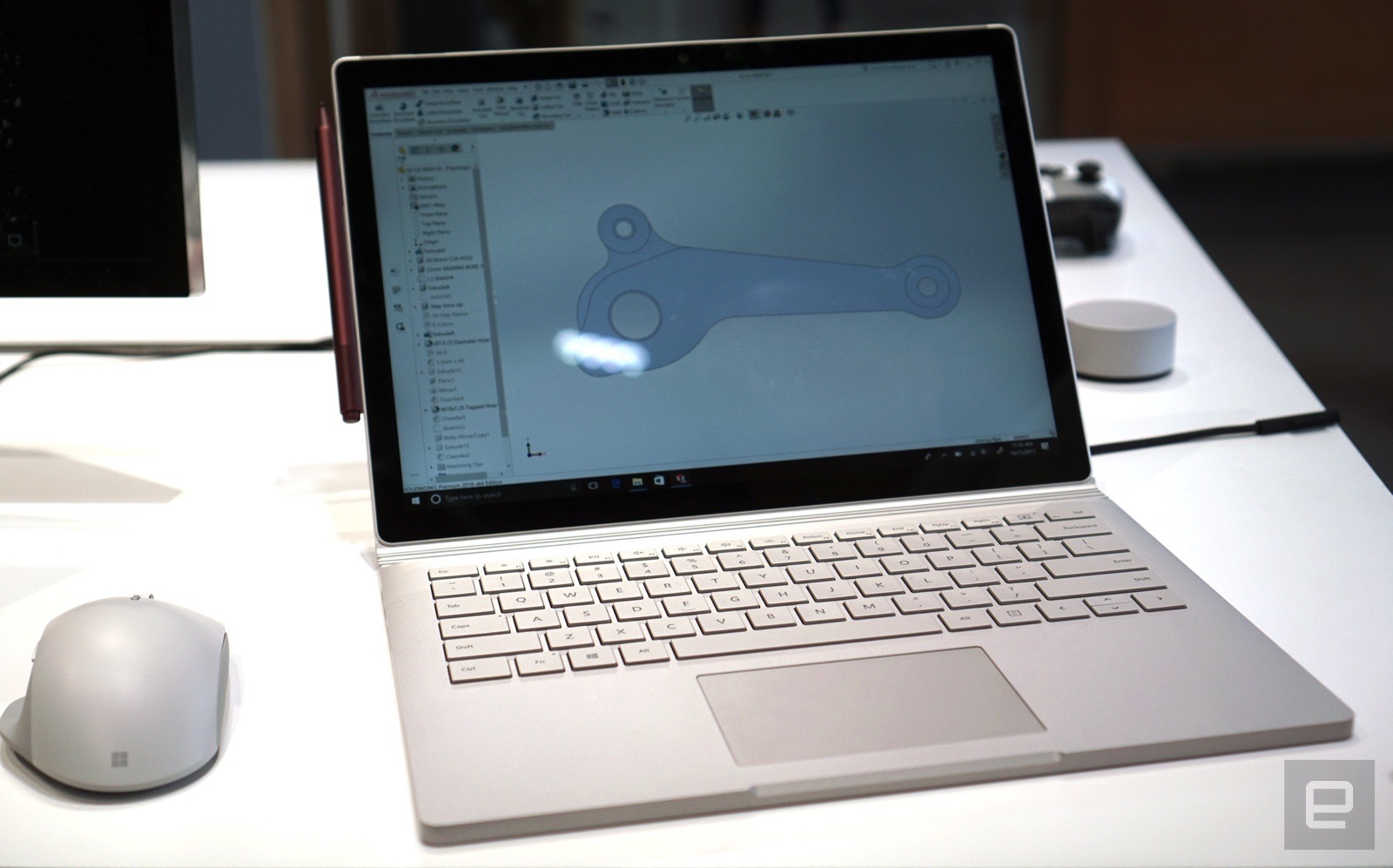 Ảnh thực tế bộ đôi Surface Book 2 vừa ra mắt: Khắc phục được điểm yếu của phiên bản cũ, hỗ trợ ...