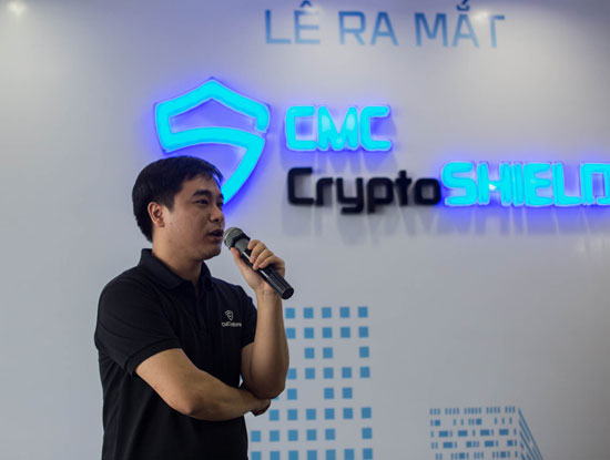 
Ông Triệu Trần Đức, Tổng giám đốc CMC InfoSec giới thiệu phần mềm chống mã hóa dữ liệu mang tên CMC CryptoShield
