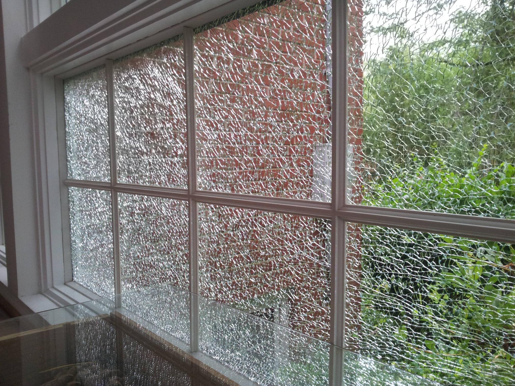 Những lý do khiến cho kính cường lực có thể "tự nhiên" bị vỡ