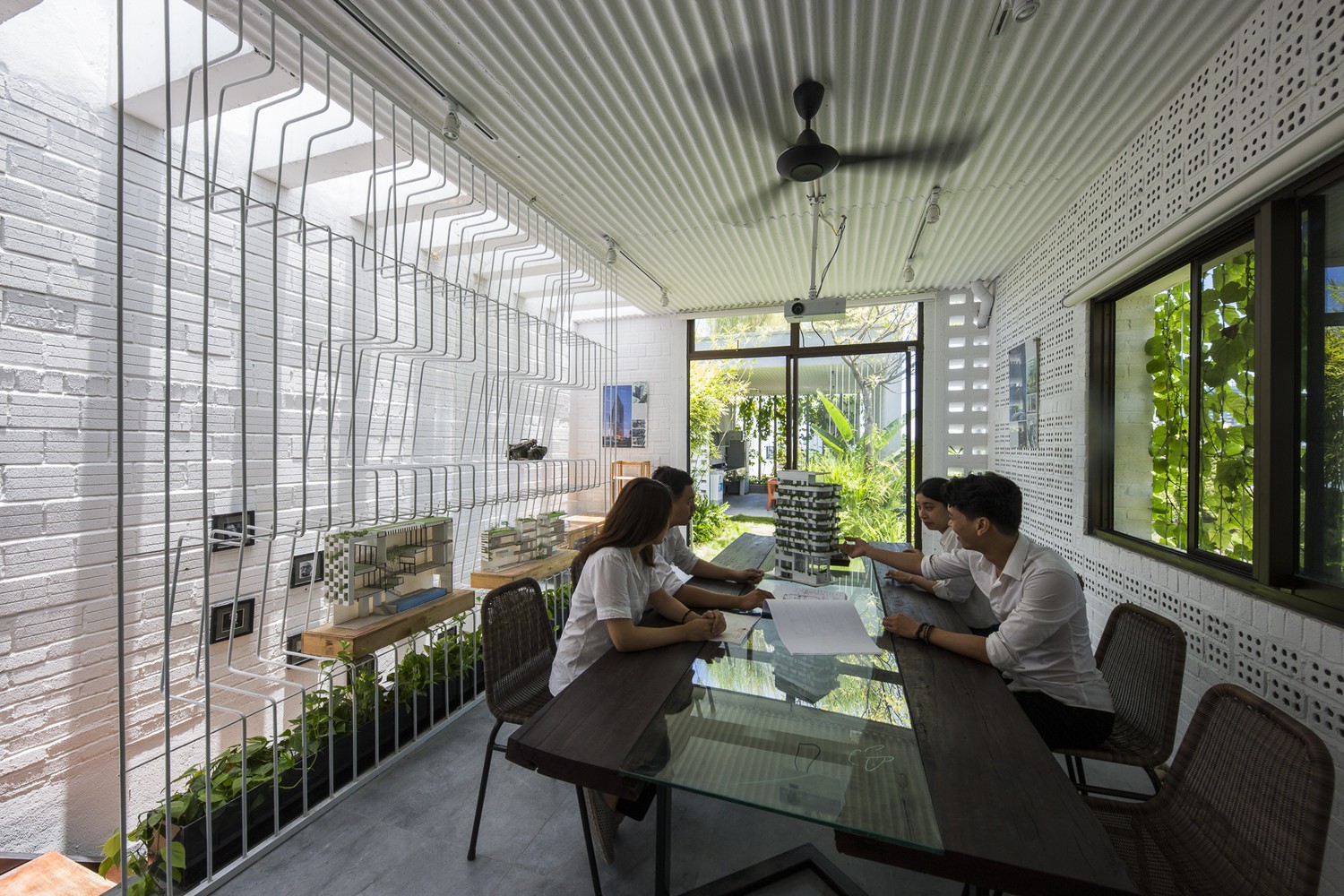 Trông xa tưởng nhà bỏ hoang, lại gần mới biết là văn phòng có kiến trúc thú vị nhất nhì Đà nẵng - Ảnh 9.