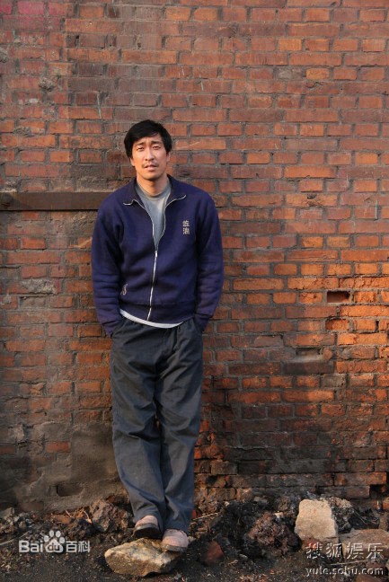 Tạo hình của Vương Thiên Nguyên trong The Piano in a Factory – tác phẩm giúp sự nghiệp của nam diễn viên thăng hoa