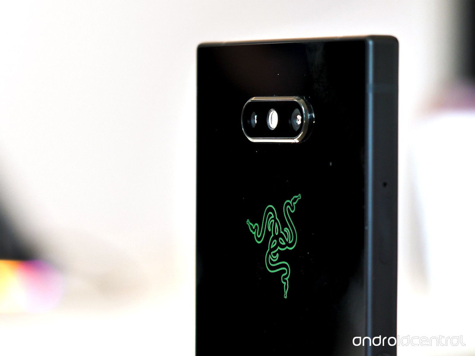 Cận cảnh Razer Phone 2: Mặt lưng bằng kính, logo phát sáng hiệu ứng ...