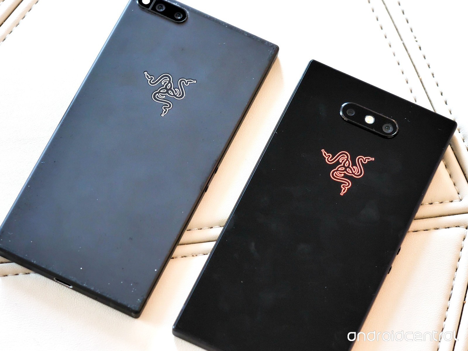 Cận cảnh Razer Phone 2: Mặt lưng bằng kính, logo phát sáng hiệu ứng ...
