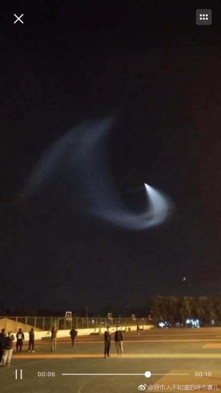 Internet Trung Quốc xôn xao trước một vật thể lạ có vệt sáng dài xuất hiện trên bầu trời - Ảnh 3.