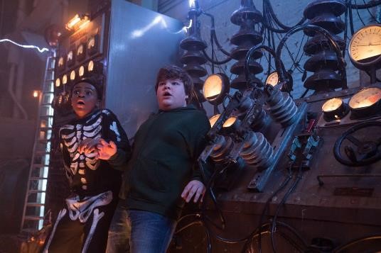 Goosebumps 2: Khuấy đảo mùa Halloween với chuyến phiêu lưu rùng rợn nhưng không kém phần thú vị - Ảnh 1.