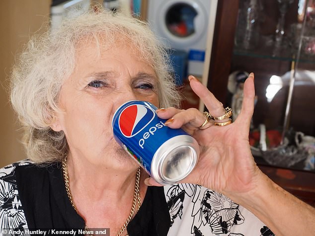 Lạ lùng cụ bà chỉ uống nước ngọt có ga hơn 60 năm nhưng vẫn sống khỏe như thường - Ảnh 3.
