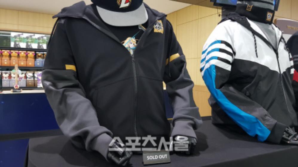 LMHT: Thiết kế quá đẹp và ý nghĩa, áo khoác CKTG 2018 phiên bản Hàn Quốc luôn trong tình trạng cháy hàng- Ảnh 1.